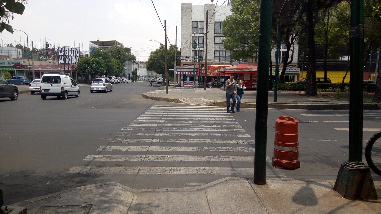 Distancia de cruce correcta: tres carriles o menos de cada lado del camellón. Cruce ID: 358