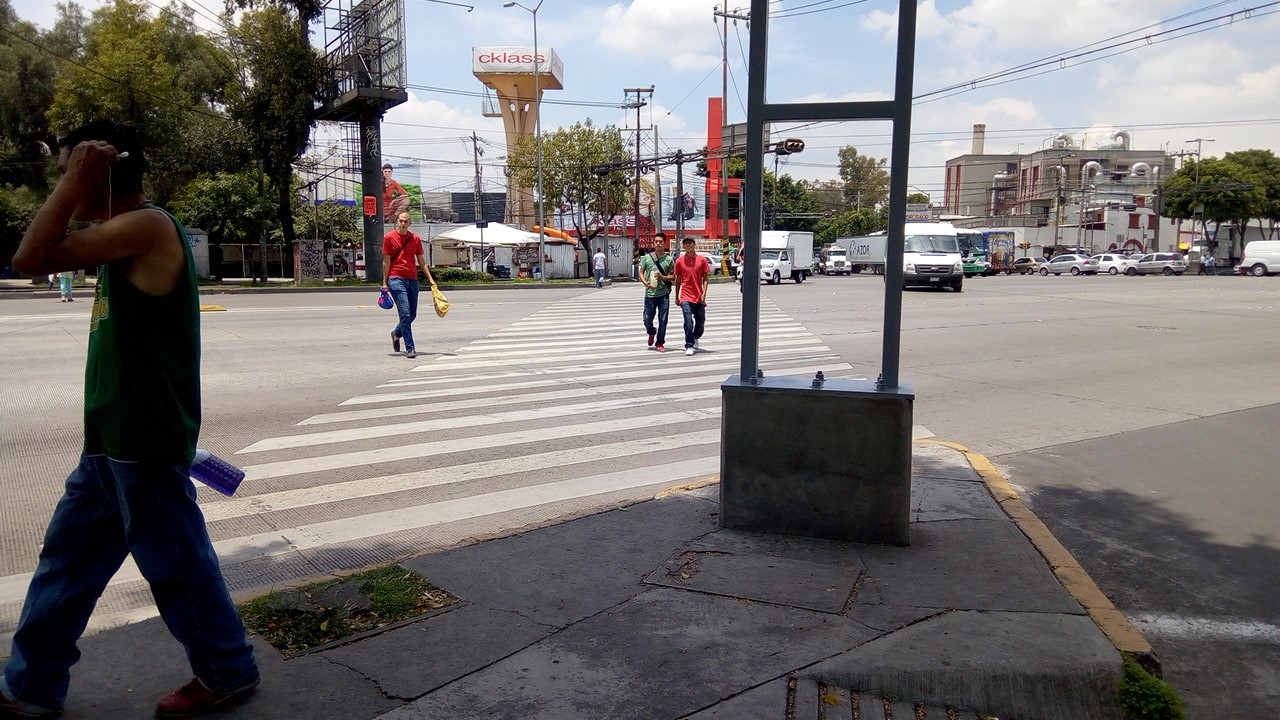 Distancia de cruce demasiado grande: más de tres carriles, sin isleta o camellón. Cruce ID: 235