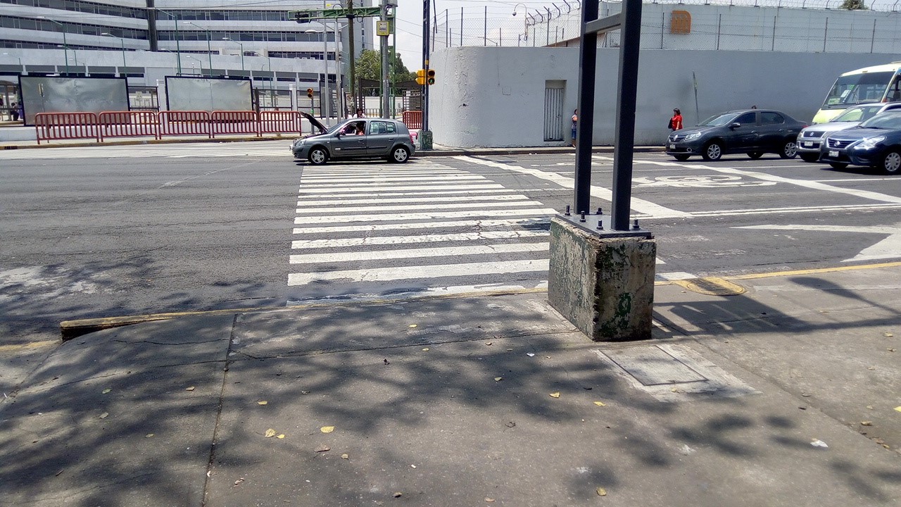 Vialidad con carril de contraflujo sin isleta/camellón. Cruce ID: 44