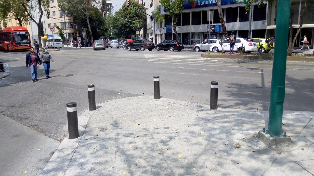 Parte del paso de cebra no está marcado. Cruce ID: 209