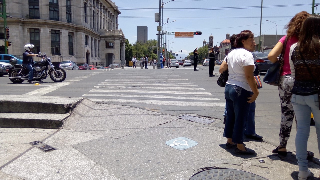 Rayas de alto no se ven bien y faltan de mantenimiento. Cruce ID: 71