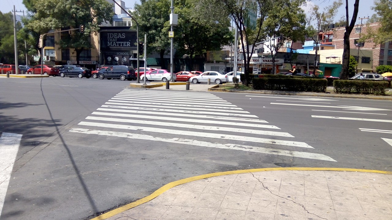 Flechas de dirección están bien marcadas. Cruce ID: 471