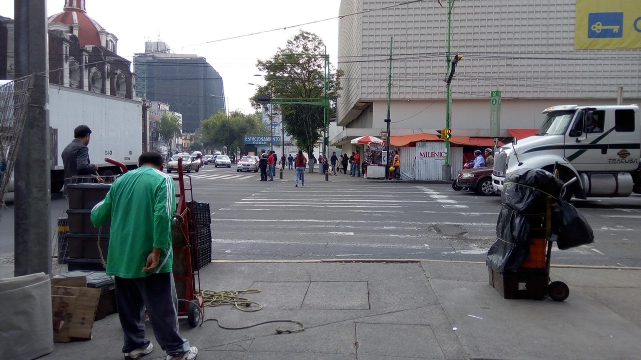 Sí hay tiempo suficiente para cruzar la calle. Cruce ID: 83