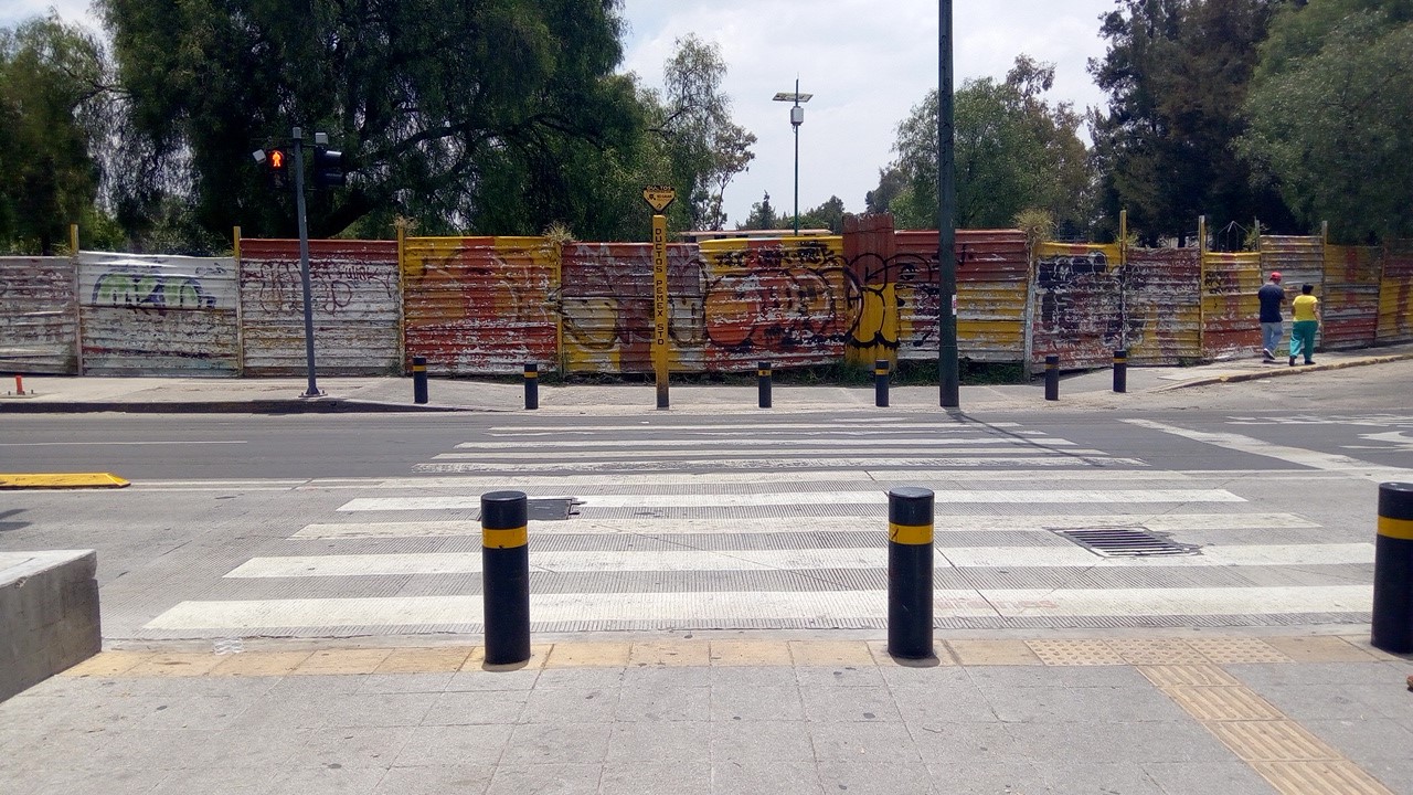 Vuelta a la derecha con control semafórico. Cruce ID: 421