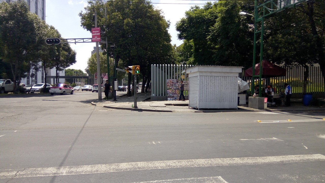 El semáforo peatonal existe y está en funcionamiento en la ubicación correcta. Cruce ID: 122