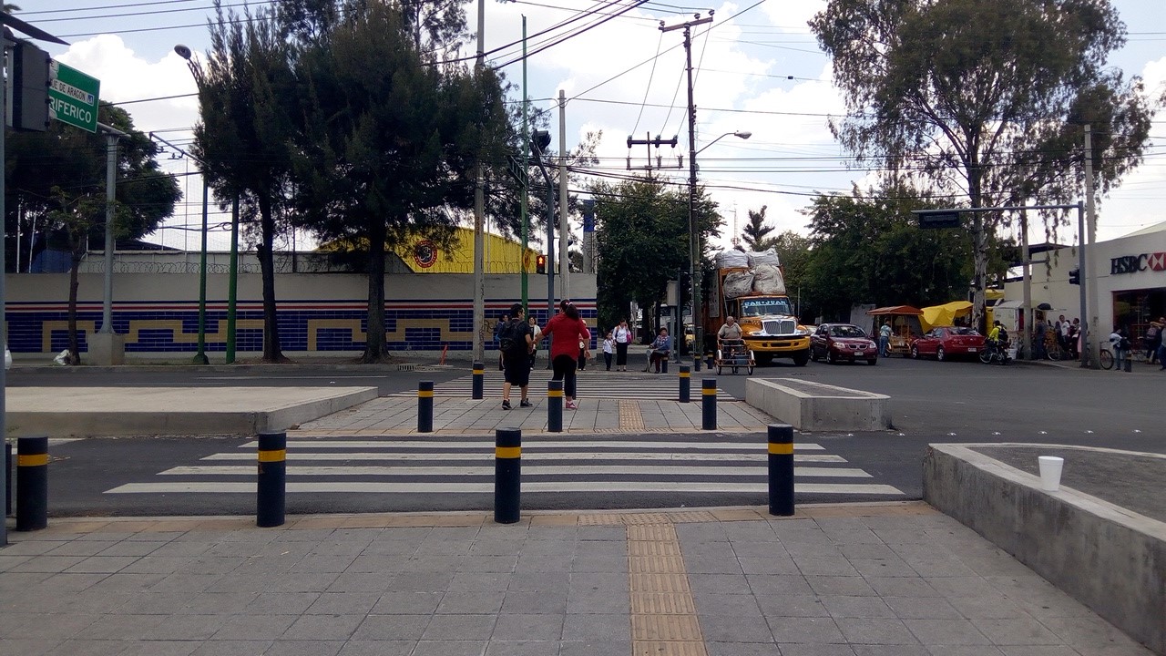 Pavimento táctil existe en ambas esquinas. Cruce ID: 411