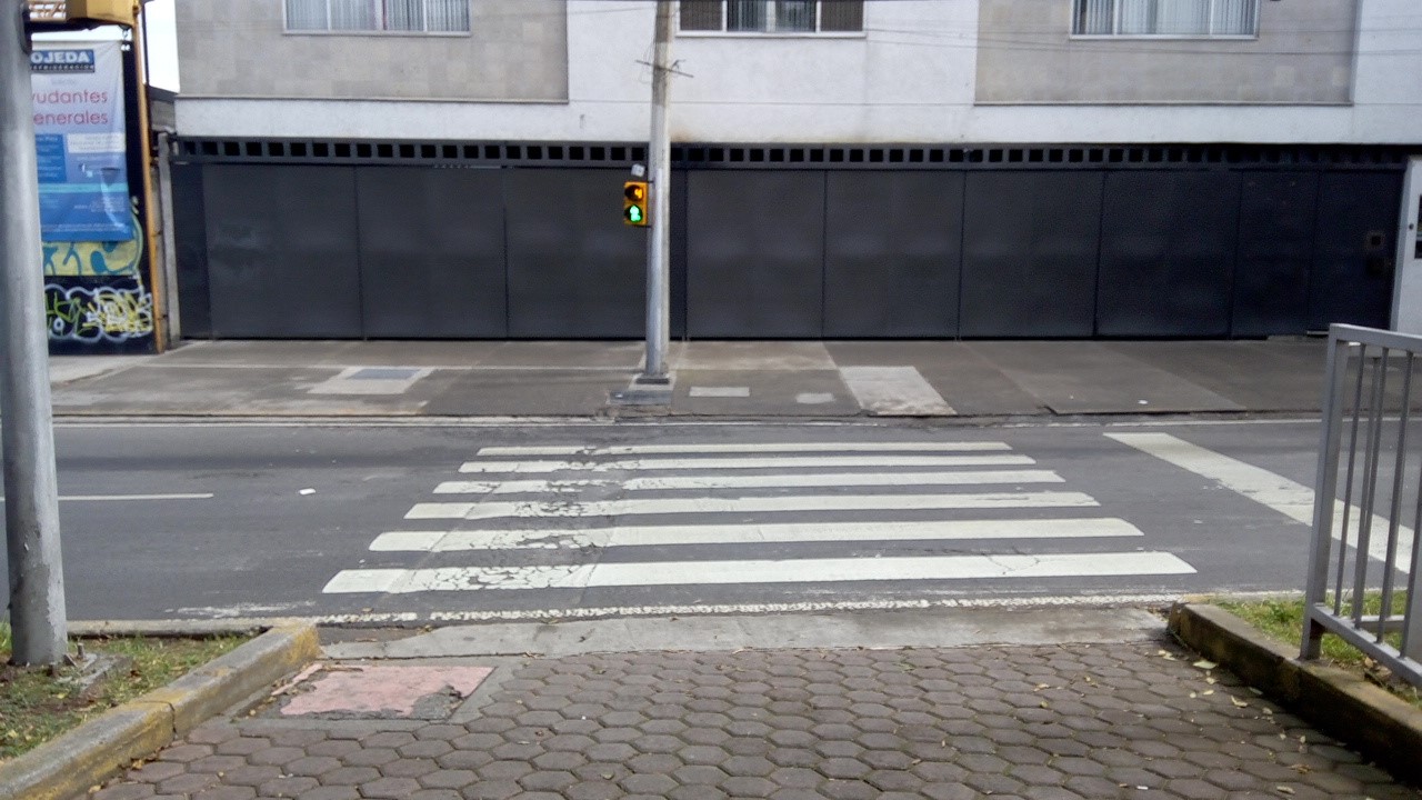 Calidad del pavimento regular en área de espera peatonal. Cruce ID: 145