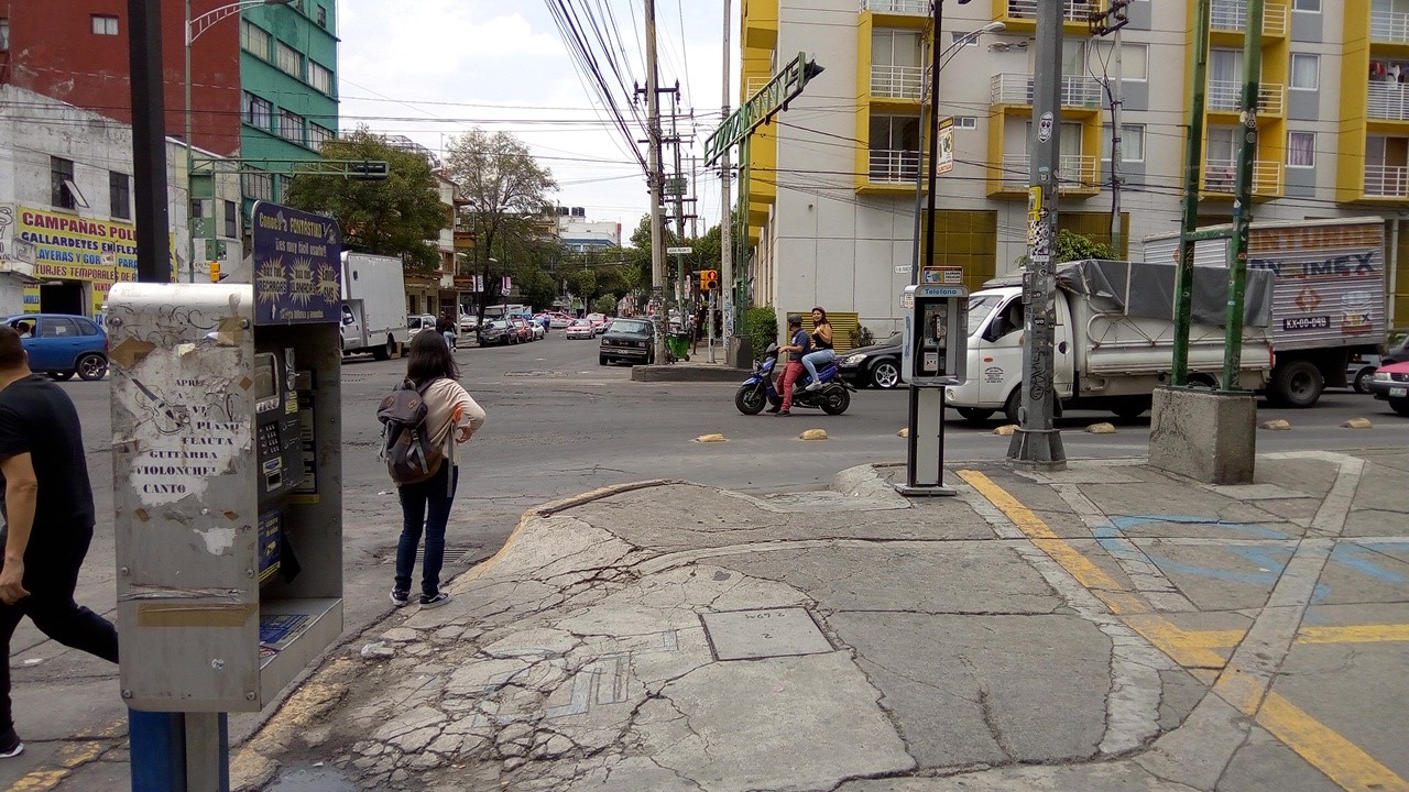Mala calidad del pavimento en área de espera peatonal. Cruce ID: 370