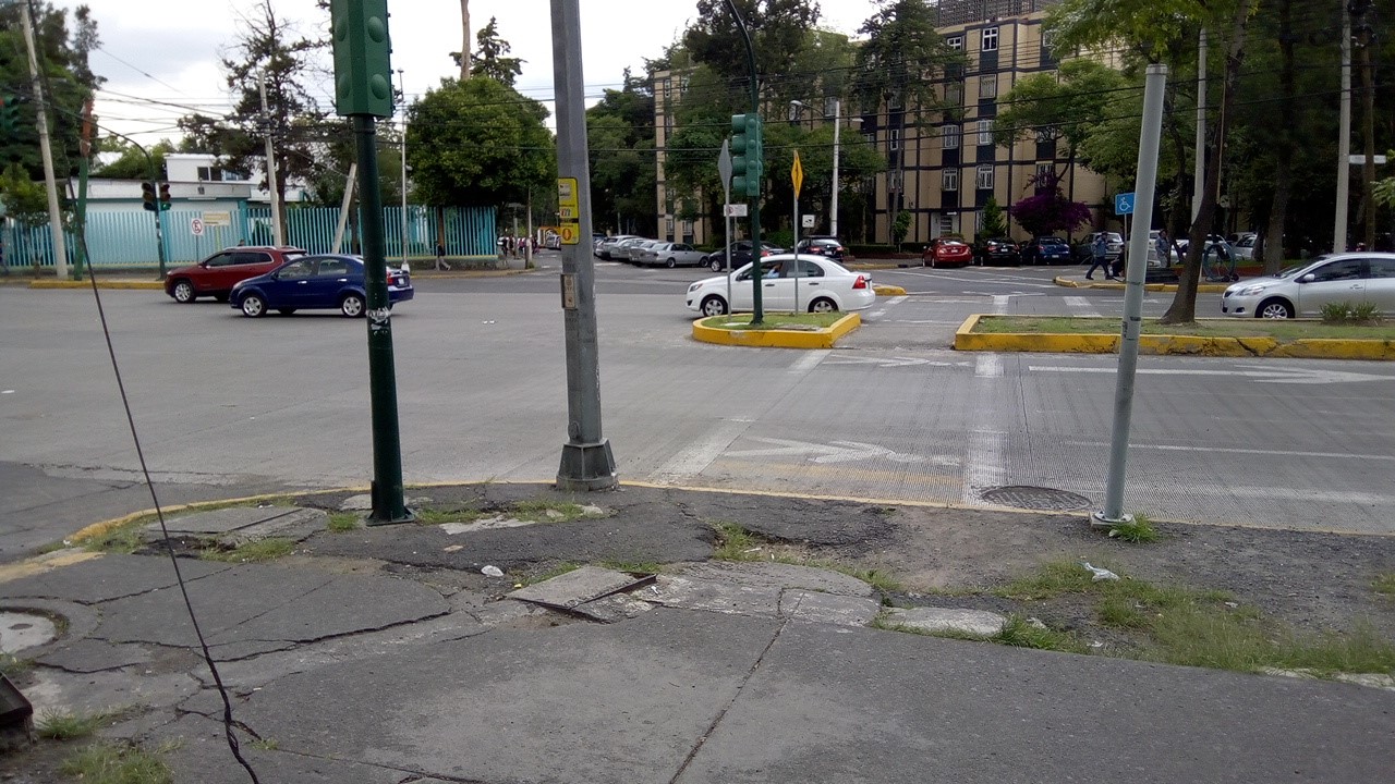 Mala calidad del pavimento en área de espera peatonal. Cruce ID: 277
