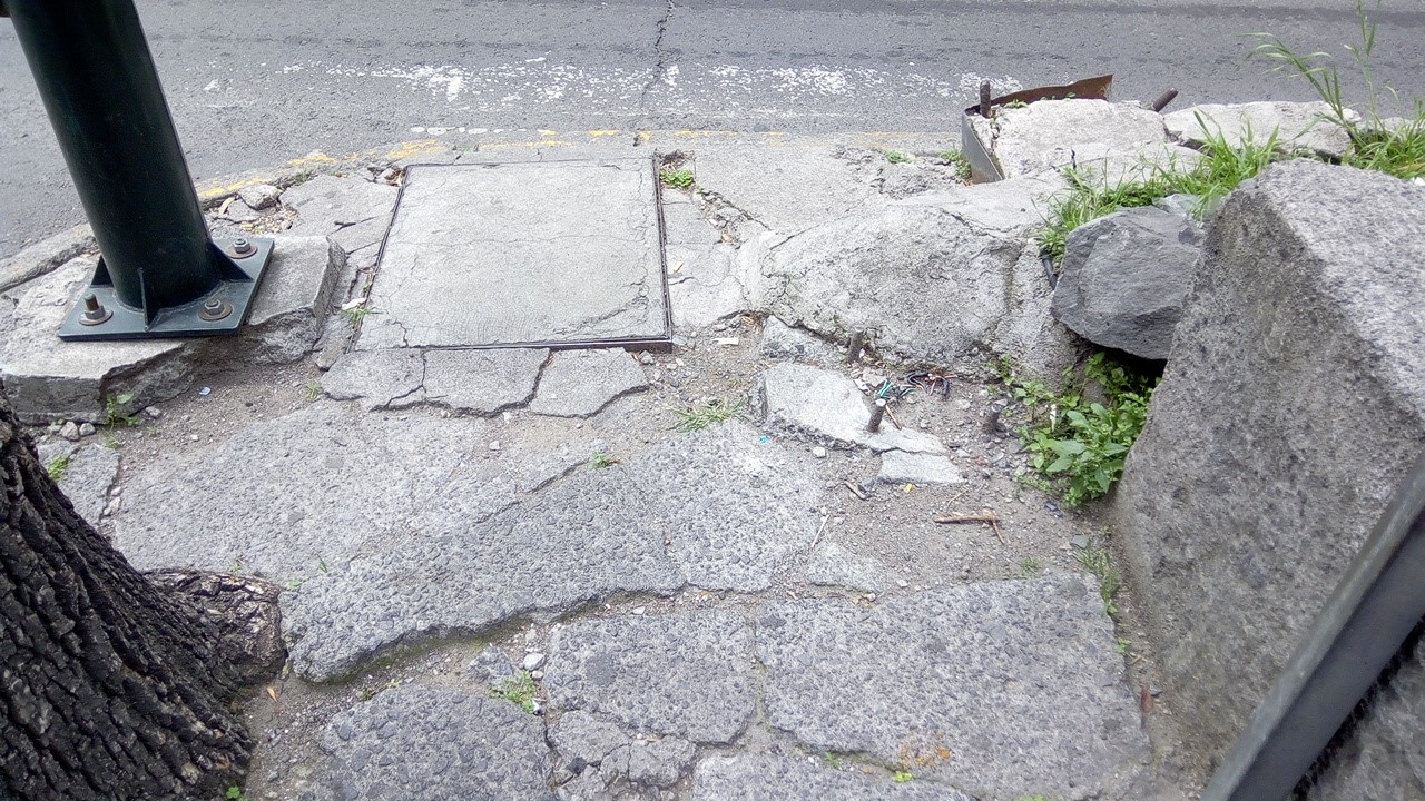 Mala calidad del pavimento en área de espera peatonal. Cruce ID: 301