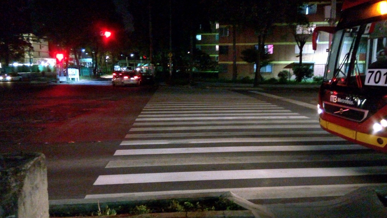 Buena calidad del pavimento en área de cruce peatonal. Cruce ID: 543
