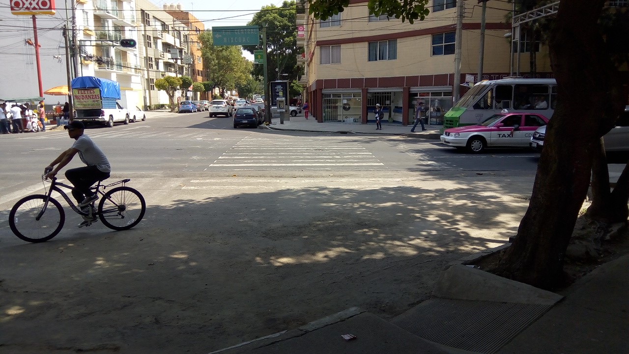 Calidad regular del pavimento en área de cruce peatonal. Cruce ID: 535