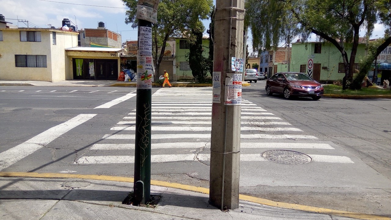 Cruce con más de un obstáculo fijo: poste de luz y luminaria. Cruce ID: 508