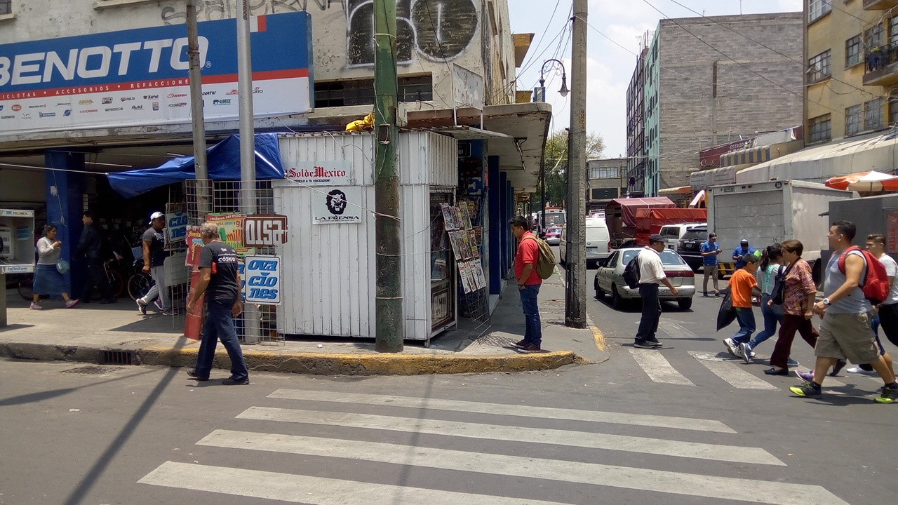 Cruce con más de un obstáculo fijo: puesto fijo y semáforo. Cruce ID: 550