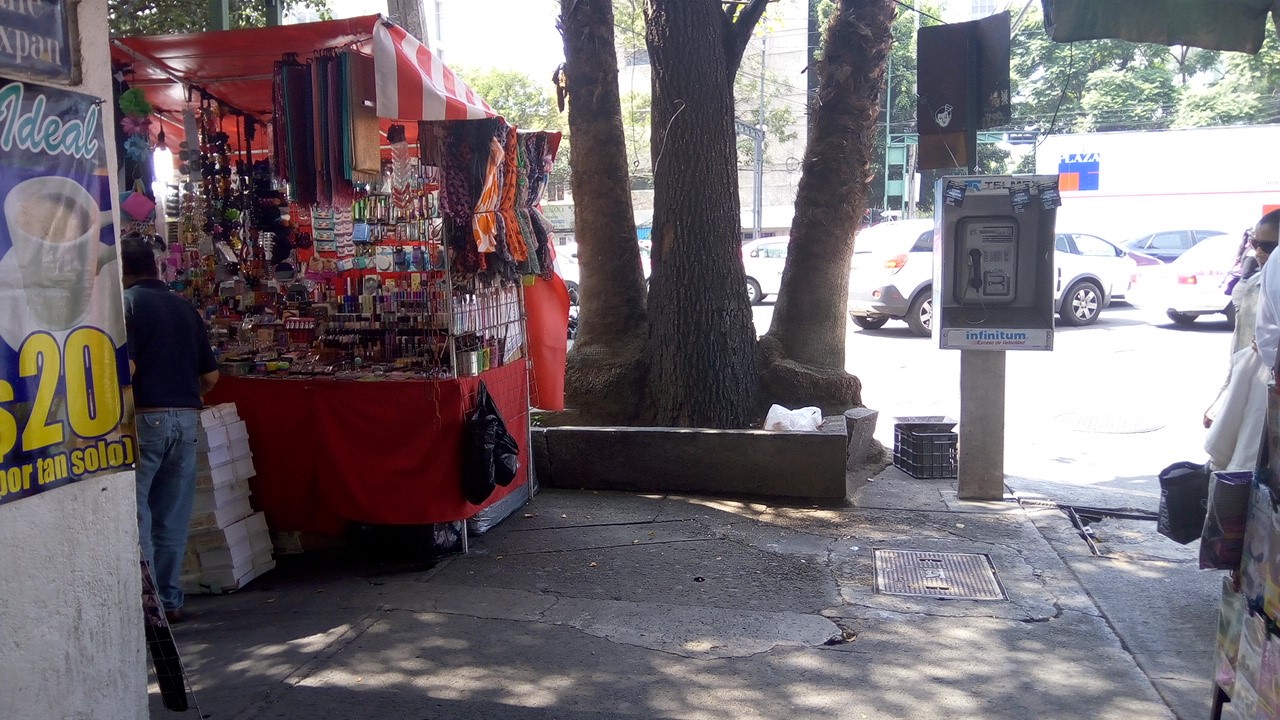 Cruce con más de un obstáculo fijo: caseta telefónica y puesto fijo. Cruce ID: 397
