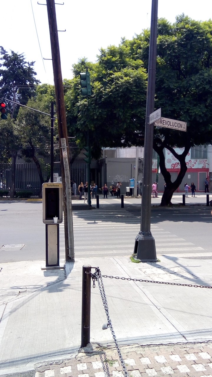 Cruce con más de un obstáculo fijo: caseta telefónica y luminaria. Cruce ID: 346