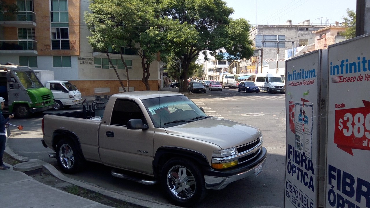 Cruce con un obstáculo móvil: automóvil estacionado. Cruce ID: 535