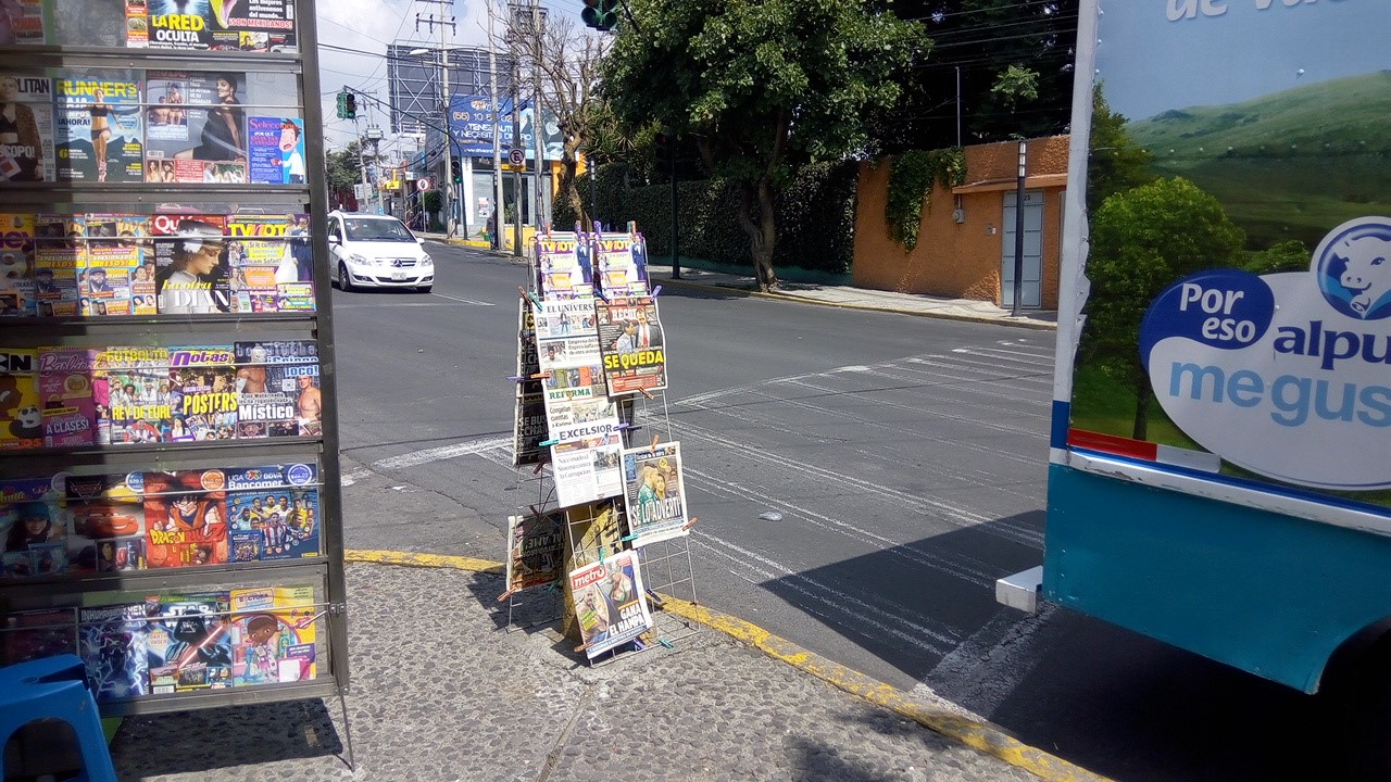Cruce con un obstáculo móvil: puesto de periódicos. Cruce ID: 353