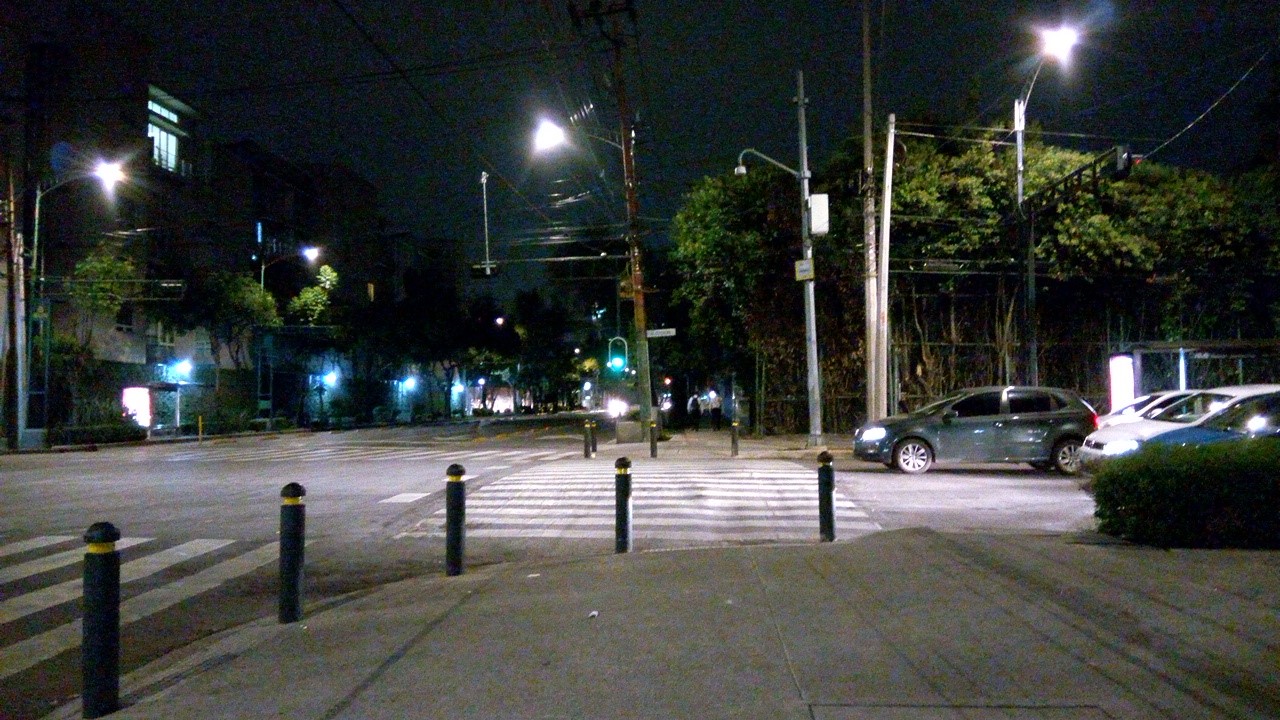 Buena condición de iluminación (hay luminarios de ambos lados del cruce). Cruce ID: 64