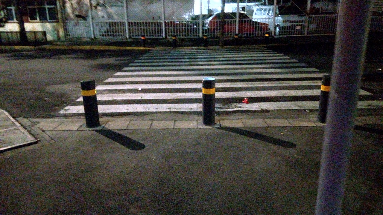 Condición de iluminación regular (sólo hay una luminaria o luz insuficiente). Cruce ID: 435
