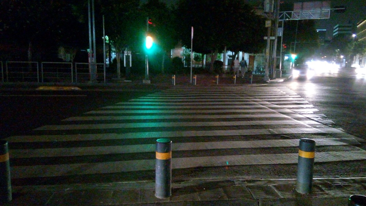 Mala condición de iluminación (no hay luminarias sobre el cruce). Cruce ID: 433