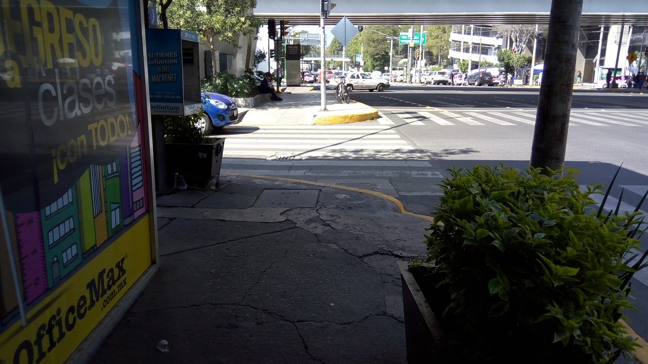 Obstáculo fijo (caseta telefónica) que obstruye la vista. Cruce ID: 229