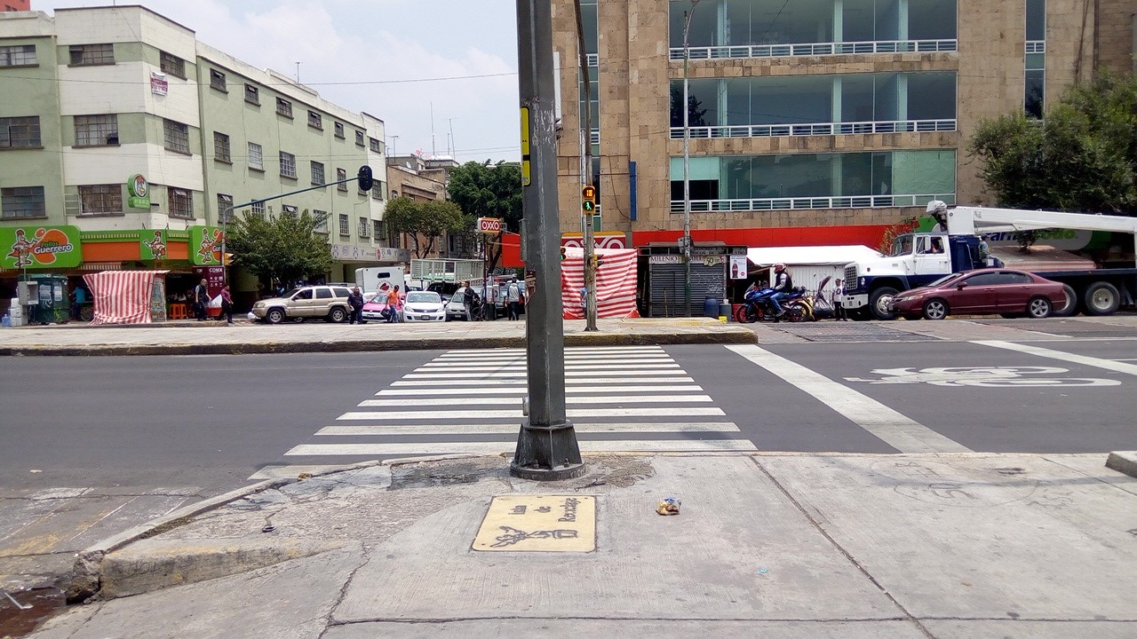 Escalón en una esquina. Cruce ID: 404